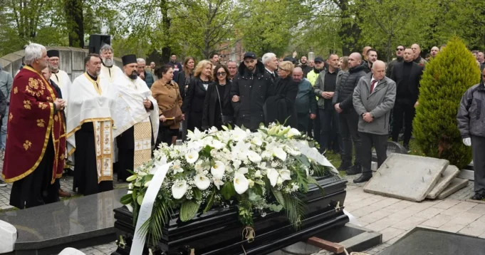 Ovom-pesmom-su-Grobari-ispratili-Duska-Vujosevica-na-vecni-pocinak.webp Ovom pesmom su Grobari ispratili Duška Vujoševića na večni počinak