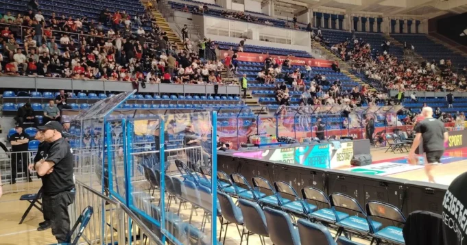 Bezbedonosne-mere-za-delegaciju-Partizana-u-Pioniru-Zvezda-organizovala-barijeru.webp Bezbedonosne mere za delegaciju Partizana u "Pioniru": Zvezda organizovala barijeru, prazan deo tribine