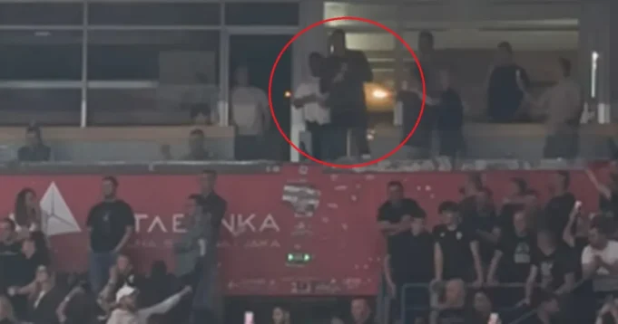 Dok-je-Partizan-gazio-Zvezdu-Grobari-su-ugledali-njega-na.webp Dok je Partizan "gazio" Zvezdu, Grobari su ugledali njega na tribinama, tada je nastala potpuna ludnica