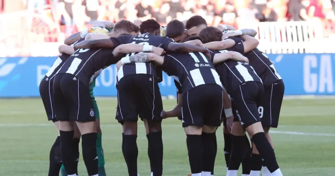 Fudbaleri Partizana protiv OFK Beograda u posebnim majicama, kao omaž cuvenom finalu LŠ protiv Real Madrida