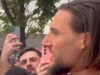 Gudelj izleteo na vrata autobusa, pa se obratio navijačima: „Gospodo, nemoguće je da ovaj klub ispadne“ Gudelj izleteo na vrata autobusa, pa se obratio navijačima: "Gospodo, nemoguće je da ovaj klub ispadne"