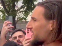 Gudelj izleteo na vrata autobusa, pa se obratio navijačima: „Gospodo, nemoguće je da ovaj klub ispadne“ Gudelj izleteo na vrata autobusa, pa se obratio navijačima: "Gospodo, nemoguće je da ovaj klub ispadne"