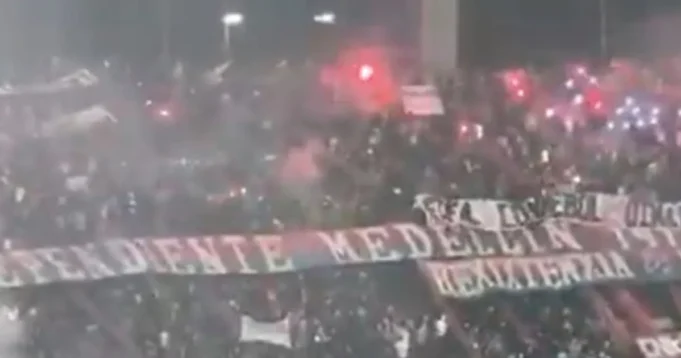 Haos u Medeljinu: Navijači nadjačali policiju i zapalili pola stadiona, meč prekinut posle 60 sekundi