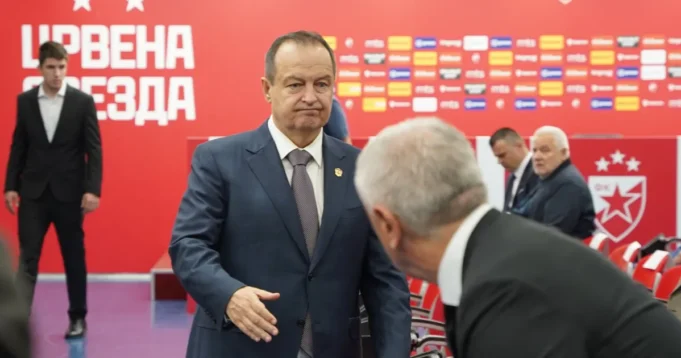 Ivica-Dacic-dosao-na-Marakanu-da-se-oprosti-od-Cveleta.webp Ivica Dačić došao na Marakanu da se oprosti od Cveleta