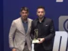 Kakva čast: Selektor Veljko Paunović uručio nagradu Radomiru Kokoviću za najboljeg trenera Superlige! Kakva čast: Selektor Veljko Paunović uručio nagradu Radomiru Kokoviću za najboljeg trenera Superlige!