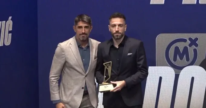 Kakva-cast-Selektor-Veljko-Paunovic-urucio-nagradu-Radomiru-Kokovicu-za.webp Kakva čast: Selektor Veljko Paunović uručio nagradu Radomiru Kokoviću za najboljeg trenera Superlige!