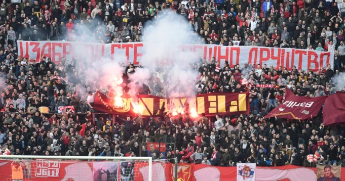 Na-jucerasnji-dan-preminuo-cuveni-vodja-navijaca-Rome-Delije-otele.webp Na jučerašnji dan preminuo čuveni vođa navijača Rome: Delije "otele" njihovu zastavu, zbog ovoga nije spaljena