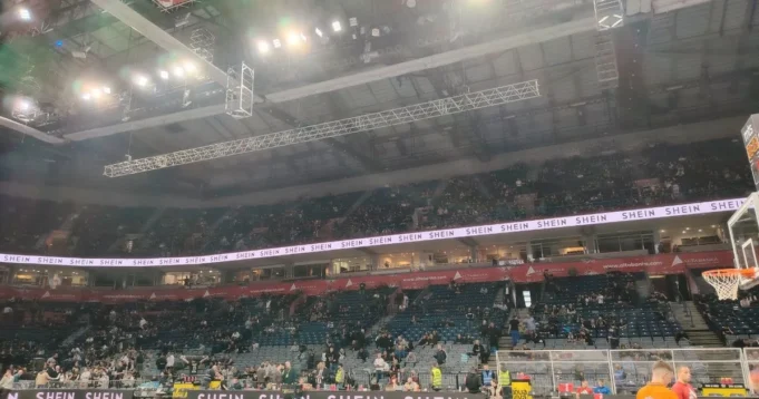 Ovako izgledaju tribine u Areni na pola sata do početka meča Partizan - Zvezda, ovo zaista bode oči...