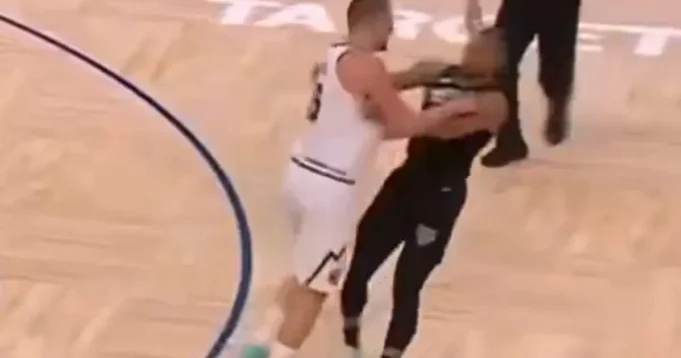 Pogledajte kako je nastao haos na meču Minesota - Denver, Jokić će ovu bruku svojih saigrača zapamtiti zauvek