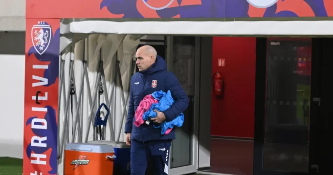 Covek-iz-senke-u-tisini-cilja-plej-of-i-novu-istoriju.webp Čovek iz senke u tišini cilja plej-of i novu istoriju u Novom Pazaru: Stopama Gaćinovića i Lalatovića