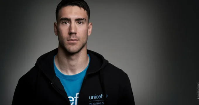 Heroj i van terena! Vlahović sa UNICEF-om pomogao više od 1.700 mladih širom Srbije