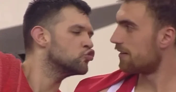Ne-mozes-bez-mene-Milutinov-podelio-cuveni-pokusaj-poljupca-zbog.webp "Ne možeš bez mene": Milutinov podelio čuveni pokušaj poljupca zbog legende Olimpijakosa