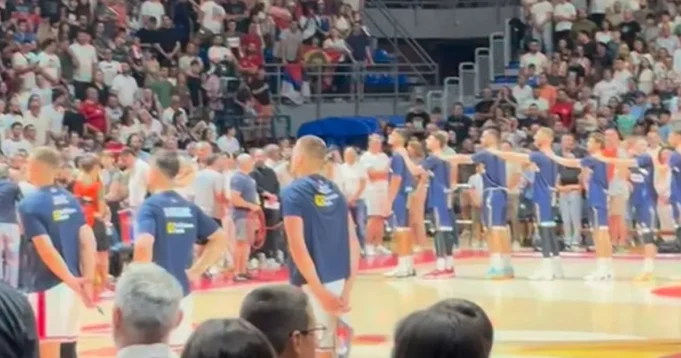 Ovako-je-Pionir-docekao-himnu-BiH-posle-krenula-Boze-pravde.webp Ovako je Pionir dočekao himnu BiH, posle krenula "Bože pravde", srpska trobojka se viorila