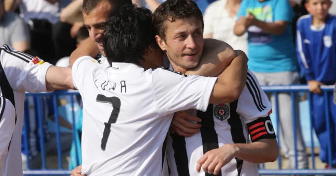S-Partizanom-uzeo-titule-Grobari-ga-vole-sad-porucio-Sasa.webp S Partizanom uzeo titule, Grobari ga vole, sad poručio: "Saša Ilić je veliko ime srpskog fudbala"