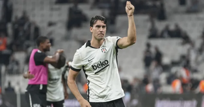 Dusan-Vlahovic-debitovao-za-Besiktas-u-Evropi-zamalo-dao-i.webp Dušan Vlahović debitovao za Bešiktaš u Evropi, zamalo dao i gol, navijači ga veličali