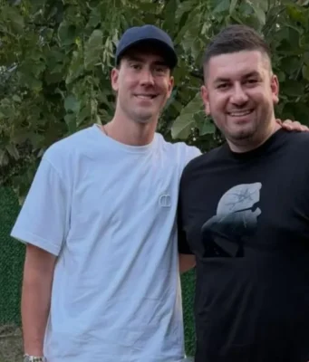 Dušan Vlahović u društvu srpskog pevača: Nije mu palo teško što Juventus ima novu „devetku“ Dušan Vlahović u društvu srpskog pevača: Nije mu palo teško što Juventus ima novu "devetku"