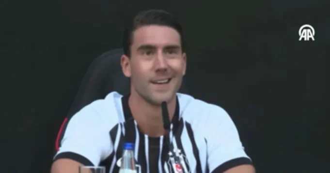 “Hazır mısınız? Başlıyoruz!”: Dušan Vlahović pričao turski i raspametio Bešiktaš, evo šta je rekao navijačima