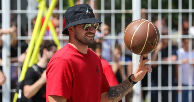 Luka-Doncic-pravi-slovenacki-domacin-Lejkerse-poveo-na-krstarenje-a.webp Luka Dončić pravi slovenački domaćin: Lejkerse poveo na krstarenje, a onda je navijač uradio nešto neverovatno