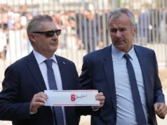 Na hiljade ljudi se okupilo na sahrani legendarnog fudbalera, i Dejan Savićević poslao poslednji pozdrav Na hiljade ljudi se okupilo na sahrani legendarnog fudbalera, i Dejan Savićević poslao poslednji pozdrav