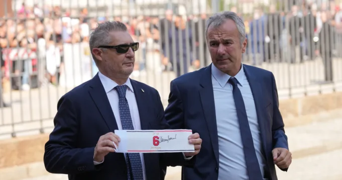 Na-hiljade-ljudi-se-okupilo-na-sahrani-legendarnog-fudbalera-i.webp Na hiljade ljudi se okupilo na sahrani legendarnog fudbalera, i Dejan Savićević poslao poslednji pozdrav