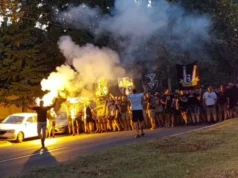 Pogledajte korteo Grobara pred meč sa Hetafeom: Uz baklje, pesmu i zastave krenuli ka Humskoj Pogledajte korteo Grobara pred meč sa Hetafeom: Uz baklje, pesmu i zastave krenuli ka Humskoj