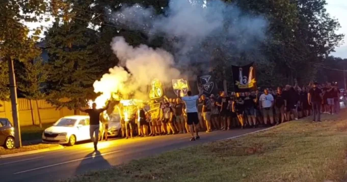 Pogledajte-korteo-Grobara-pred-mec-sa-Hetafeom-Uz-baklje-pesmu.webp Pogledajte korteo Grobara pred meč sa Hetafeom: Uz baklje, pesmu i zastave krenuli ka Humskoj