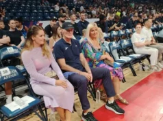 „Šef stanice“ stigao u Arenu da gleda Srbiju protiv Islanda: Čuveni trener opet tu, čeka utakmicu s Partizanom "Šef stanice" stigao u Arenu da gleda Srbiju protiv Islanda: Čuveni trener opet tu, čeka utakmicu s Partizanom