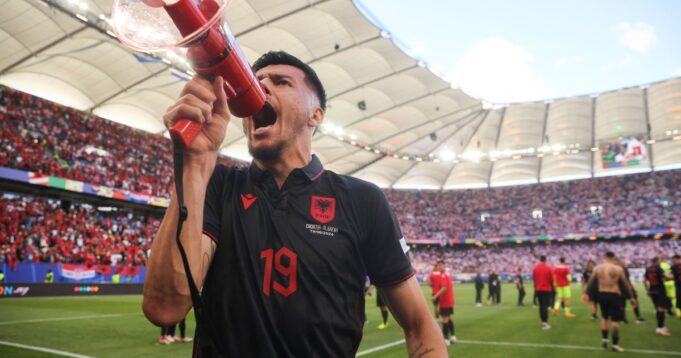 Spartak-doveo-Albanca-sa-Kosova-koji-je-vredjao-Srbe-i.jpg Spartak doveo Albanca sa Kosova koji je vređao Srbe i ima tetovažu UČK teroriste: Braća Delija besna