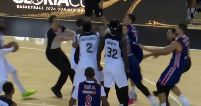 Opsta-tuca-ispred-Dusana-Alimpijevica-Igrac-Besiktasa-cusnuo-kosarkasa-CSKA.webp Opšta tuča ispred Dušana Alimpijevića: Igrač Bešiktaša "ćušnuo" košarkaša CSKA, ovaj mu vratio pesnicom