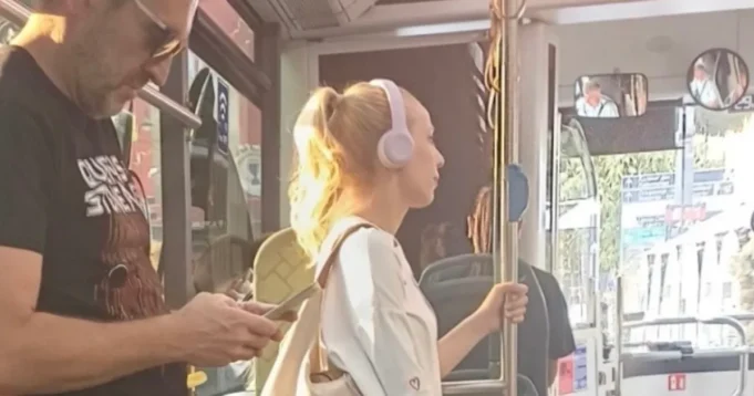 Trener-Zvezde-u-gradskom-prevozu-u-Beogradu-Kao-sav-normalan.webp Trener Zvezde u gradskom prevozu u Beogradu: Kao sav normalan svet, Ibon Navaro uslikan u autobusu