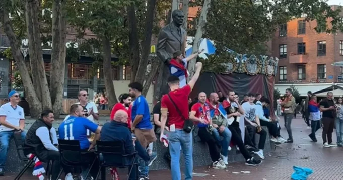Ajndhovenom-odzvanja-Kosovo-Srbija-Srbi-napravili-sou-pred-mec.webp Ajndhovenom odzvanja "Kosovo - Srbija", Srbi napravili šou pred meč Holanđana i Orlova