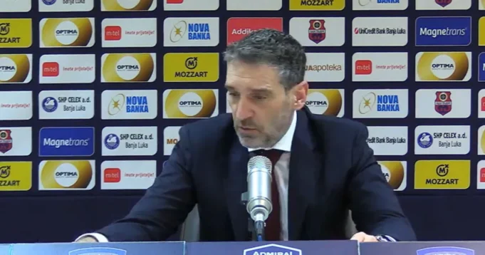 Ibon-Navaro-objasnio-zasto-Dobric-nije-igrao-derbi-pozalio-se.webp Ibon Navaro objasnio zašto Dobrić nije igrao derbi, požalio se: "Moramo da pronađemo igrače koji su spremni"