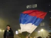 Jedan čovek je na Slaviji iznenadio sve, slavio pobedu studenata sa porodicom, Grobari ga obožavaju Jedan čovek je na Slaviji iznenadio sve, slavio pobedu studenata sa porodicom, Grobari ga obožavaju