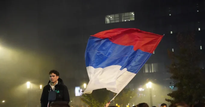 Jedan-covek-je-na-Slaviji-iznenadio-sve-slavio-pobedu-studenata.webp Jedan čovek je na Slaviji iznenadio sve, slavio pobedu studenata sa porodicom, Grobari ga obožavaju