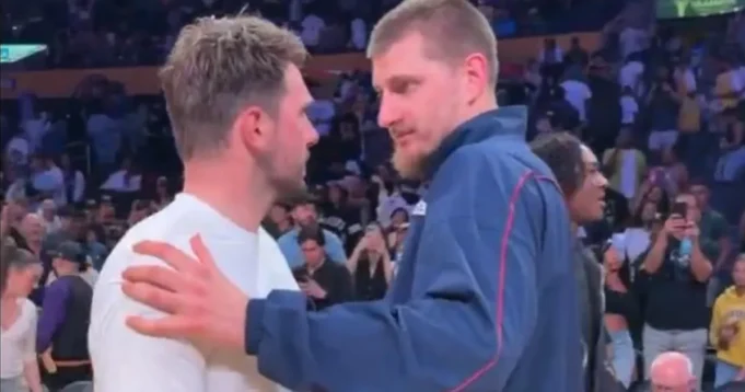 Nikola-Jokic-i-Luka-Doncic-uvek-naprave-sou-Srbin-iznenadio.webp Nikola Jokić i Luka Dončić uvek naprave šou: Srbin iznenadio Slovenca čudnim potezom ruke posle meča