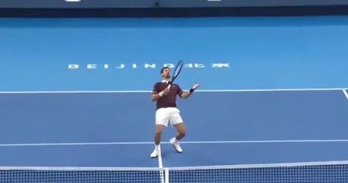 Novak-DJokovic-protiv-Zvereva-osvojio-poen-godine-niko-nije-verovao.webp Novak Đoković protiv Zvereva osvojio poen godine, niko nije verovao da je sa 39 godina ovo uspeo