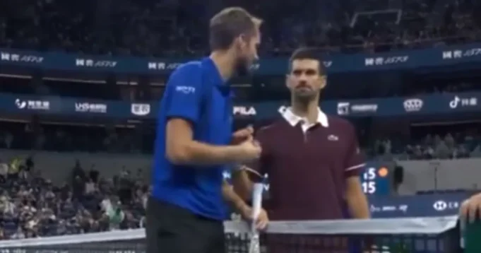 Pogledajte-kako-se-Novak-rukovao-nakon-diskvalifikacije-Medvedeva-Evo-sta.webp Pogledajte kako se Novak rukovao nakon diskvalifikacije Medvedeva: Evo šta mu je Rus rekao na mreži