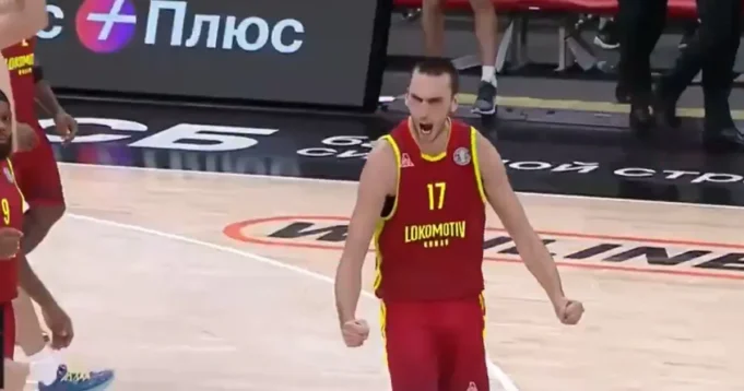 Pokusevski-heroj-Srusio-Duska-Ivanovica-u-poslednjoj-sekundi-raduje-se.webp Pokuševski heroj! Srušio Duška Ivanovića u poslednjoj sekundi, raduje se bivši trener Zvezde