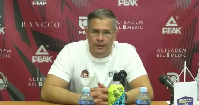 Sasa-Nikitovic-dobio-Zvezdu-pa-porucio-Veca-pobeda-je-Partizan.webp Saša Nikitović dobio Zvezdu, pa poručio: "Veća pobeda je Partizan! Imamo srpske igrače, ne znam ko ih ima još"