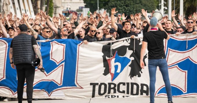 Skandal-Ajmo-Ustase-ustaj-Adolfe-Ausvic-Ausvic-Torcida-uzvikuje-ove.jpg Skandal! "Ajmo Ustaše, ustaj Adolfe, Aušvic, Aušvic": Torcida uzvikuje ove užasavajuće reči u centru Splita