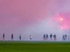 Skandal u Hrvatskoj: Torcida prekinula utakmicu Hajduk – Ajaks, sudija poslao igrače u svlačionicu Skandal u Hrvatskoj: Torcida prekinula utakmicu Hajduk - Ajaks, sudija poslao igrače u svlačionicu