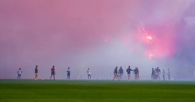 Skandal-u-Hrvatskoj-Torcida-prekinula-utakmicu-Hajduk-Ajaks-sudija.webp Skandal u Hrvatskoj: Torcida prekinula utakmicu Hajduk - Ajaks, sudija poslao igrače u svlačionicu